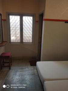 Postel nebo postele na pokoji v ubytování Krishna Lodge