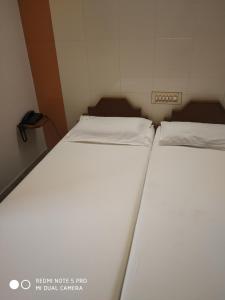 Postel nebo postele na pokoji v ubytování Krishna Lodge
