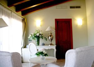 a living room with a red door and a table and chairs at Hotel Castillo de Alquézar in Alquézar