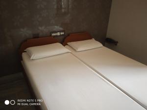 Postel nebo postele na pokoji v ubytování Krishna Lodge