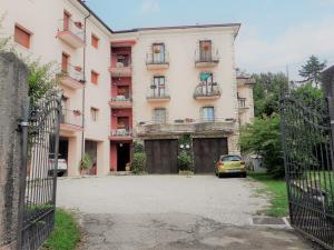 un condominio con un'auto parcheggiata davanti di CORTE GRAZIA a San Zeno di Montagna