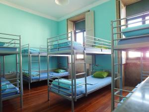 Un ou plusieurs lits superposés dans un hébergement de l'établissement Oporto Sky Hostel