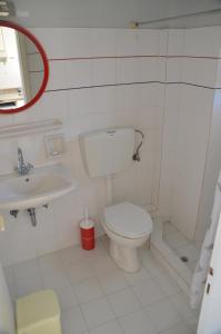 ルトラ・エディプソスにあるPension Remviの白いバスルーム(トイレ、シンク付)