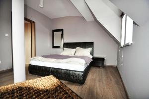 sypialnia z dużym łóżkiem w pokoju w obiekcie Apartamenty Zamkowa w mieście Pleszew