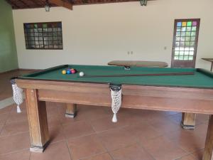 a pool table in a room with afits at Florescer Campo in Atibaia