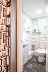 A bathroom at Tower Bridge Rainbow Suites