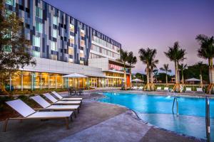 布雷登顿Legacy Hotel at IMG Academy的酒店拥有游泳池和躺椅