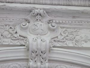 une croix sur le côté du bâtiment dans l'établissement La Maison de Sophie, à Nîmes