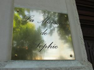 Znak z napisem "la maza de jure" w obiekcie La Maison de Sophie w mieście Nîmes