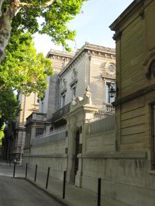 un bâtiment situé dans une rue en face d'un bâtiment dans l'établissement La Maison de Sophie, à Nîmes