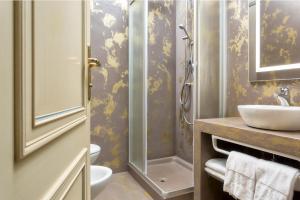 une salle de bain avec un lavabo et une douche dans l'établissement Hotel Conterie, à Murano