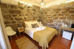 Quinta d'Areda Wine&Pool Experience tesisinde bir odada yatak veya yataklar