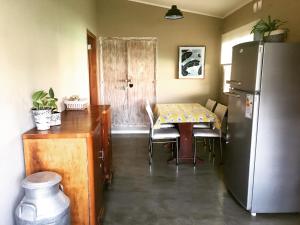 małą kuchnię ze stołem i lodówką w obiekcie La Elina w mieście Villa General Belgrano
