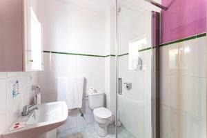 een badkamer met een toilet, een wastafel en een douche bij Hostal Residencia San Francisco in Portocolom