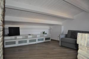 a living room with a couch and a television at La Torre in Vasto