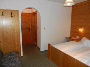 a bedroom with two beds and an archway in it at Pension Holzknechthof am See in Neustift im Stubaital