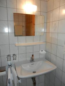 Ett badrum på Pension Holzknechthof am See