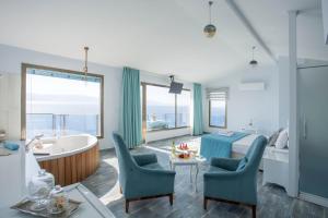 ein Badezimmer mit einer Badewanne und ein Zimmer mit einem Bett und einer Badewanne in der Unterkunft Fener Hotel Café & Kahvalti in Cesme