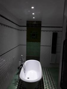 La salle de bains est pourvue de toilettes et d'un lavabo. dans l'établissement 'La Ménagerie', à Châteauvieux