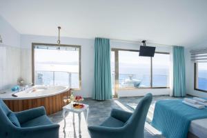 ein Badezimmer mit einer Badewanne, einem Bett, einer Badewanne und einem Waschbecken in der Unterkunft Fener Hotel Café & Kahvalti in Cesme