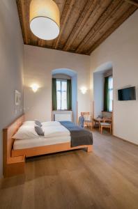 Ein Bett oder Betten in einem Zimmer der Unterkunft JUFA Hotel Schloss Röthelstein