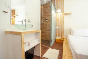 Ett badrum på Portia Hotel & Spa