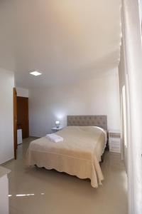 En eller flere senge i et værelse på Hospedagem da Escultora