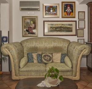 サンタ・マリア・デル・ジューディチェにあるHotel Ristorante da Carlosのリビングルーム(ソファ、テーブル付)