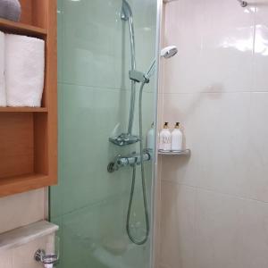 y baño con ducha y puerta de cristal. en Samseong Coexmall AA en Seúl