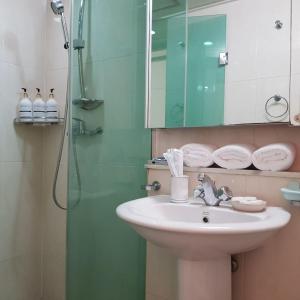 y baño con lavabo y ducha con espejo. en Samseong Coexmall AA, en Seúl