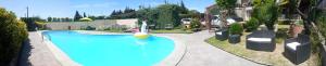 Bazén v ubytování Hotel Font De Lauro nebo v jeho okolí