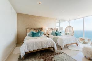 モッセル・ベイにあるWhite Water Retreat - Pinnacle Pointの海の見える部屋にベッドが2つあります +98枚の写真