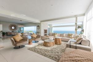 uma sala de estar com um sofá e uma mesa em Leisure and Golf Retreat Villa Pinnacle Point em Mossel Bay