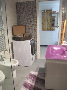 y baño con lavabo rosa y aseo. en LA GEMMA en Génova