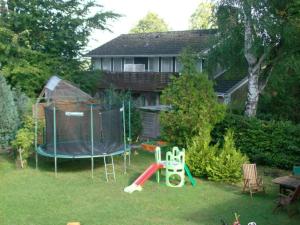 einen Hinterhof mit einem Spielplatz mit Trampolin in der Unterkunft Gästehaus Strandkonsulat in Scharbeutz
