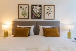 A bed or beds in a room at Trendy & Classic 2bedroom apartment