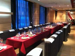 A restaurant or other place to eat at Hotel Dunav