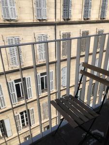 馬賽的住宿－Studio Gare Saint Charles，窗户建筑前的长凳
