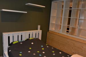 sypialnia dla dzieci z łóżeczkiem dziecięcym i oknem w obiekcie Le Toit de Dinant - Esc'Appart w mieście Dinant