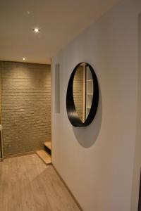 Un pasillo con un espejo en la pared. en Le Toit de Dinant - Esc'Appart, en Dinant 11 fotos más