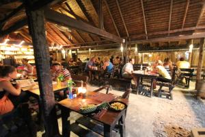 Un restaurant sau alt loc unde se poate mânca la Phi Phi Ba Kao Bay Resort