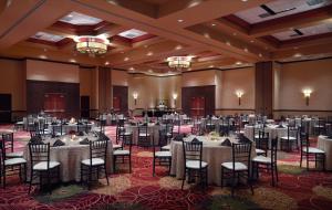 Um restaurante ou outro lugar para comer em Marriott Bloomington Normal Hotel and Conference Center