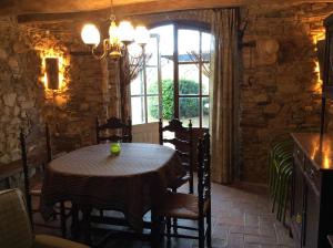 d'une salle à manger avec une table, des chaises et une fenêtre. dans l'établissement La Caseta Vella, à Falset