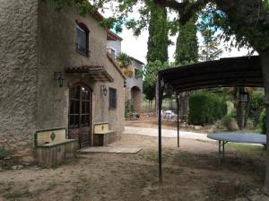 un edificio con una puerta y una mesa delante en La Caseta Vella, en Falset