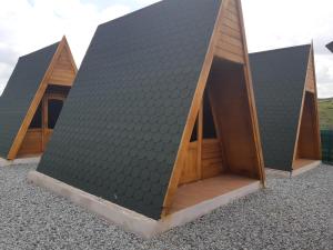 a modular house with a black roof at Cazare tudor&abril in Cojocna