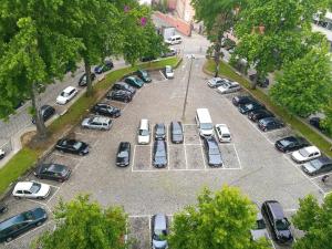 une vue aérienne sur un parking avec des voitures dans l'établissement Casual Inca Porto, à Porto