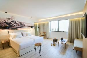 Pokój hotelowy z łóżkiem i biurkiem w obiekcie Ibis Styles Heraklion Central w Heraklionie