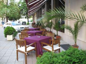 A restaurant or other place to eat at Hotel Dunav