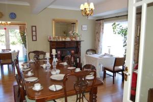 - une salle à manger avec une table, des chaises et un miroir dans l'établissement Teach An Easard, à Clifden