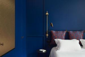 Een bed of bedden in een kamer bij Hôtel Le Ballu